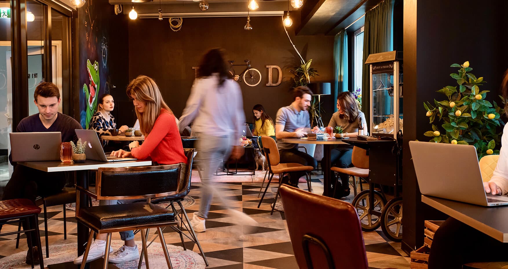 rent24 Berlin Karl-Liebknecht-Straße Communitybereich